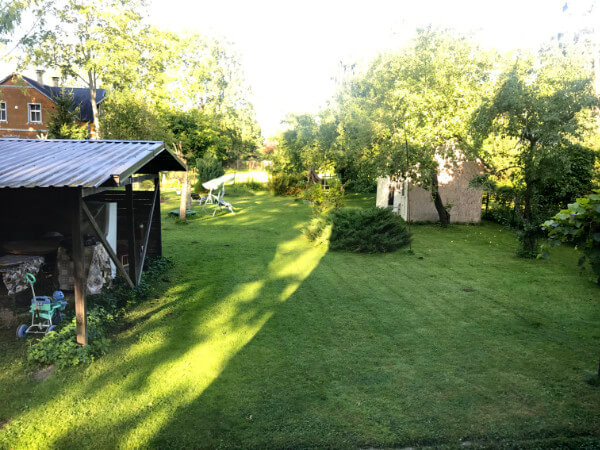 Asari, Induļa 6 dārzs ar skatu uz pirtiņu un mašīnas novietni